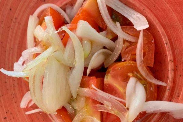 Restaurante El Patio | Restaurante en Las Rozas | Ensalada de tomate rosa aliñado con cebolla dulce y aceite de oliva virgen