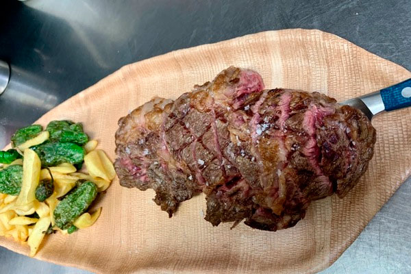 Restaurante El Patio | Restaurante en Las Rozas | Lomo alto de ternera a la parrilla con patatas y pimientos del padrón
