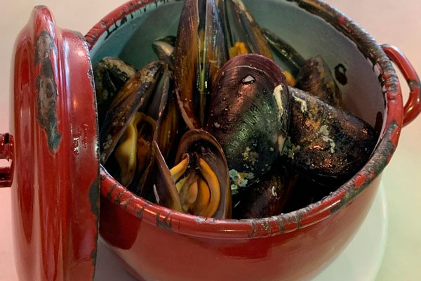 Restaurante El Patio | Restaurante en Las Rozas | Mejillones gallegos etiqueta negra en cazuela